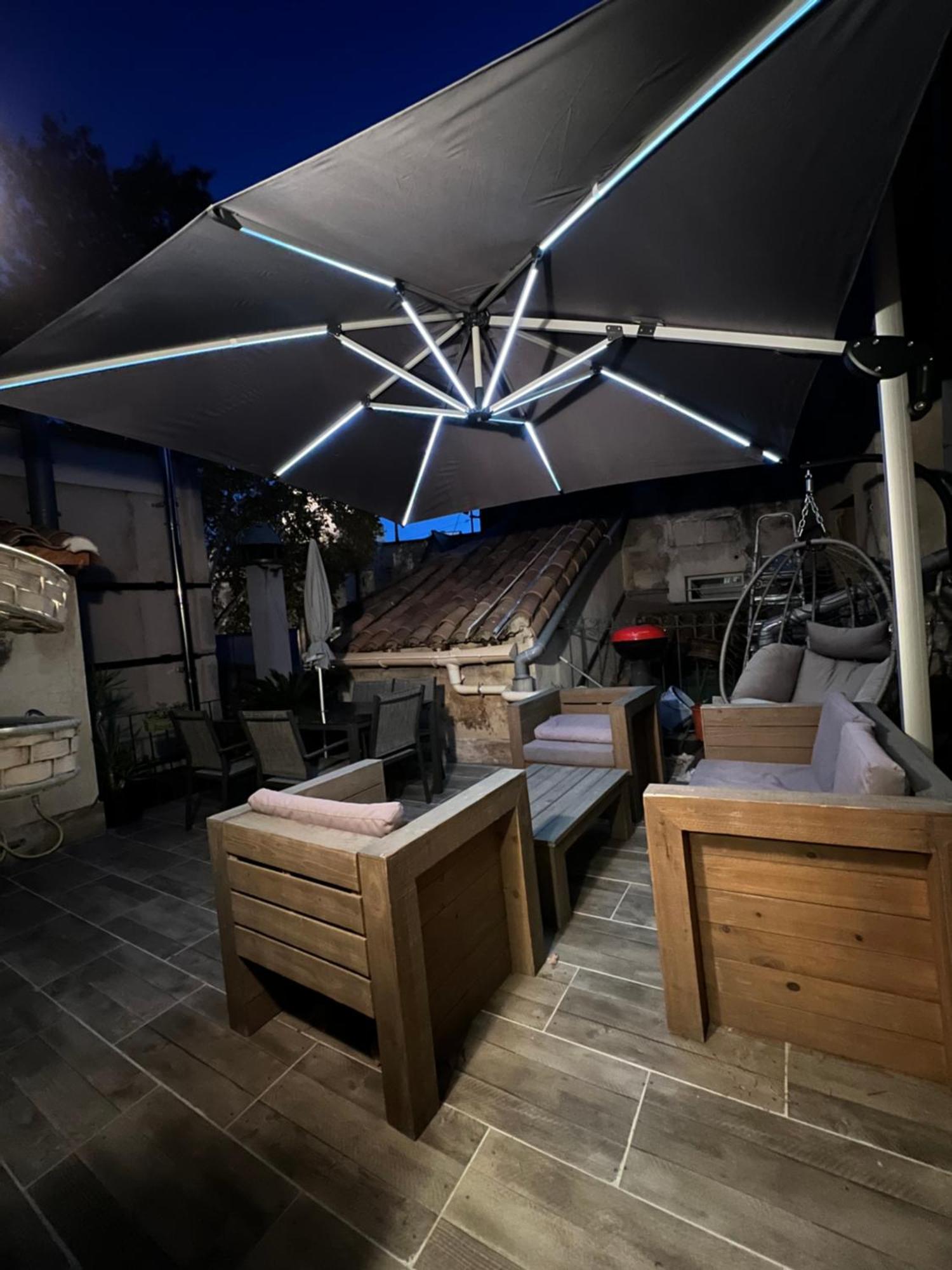 Apartamento RÉNOVÉ, vue SUR Palais des Papes, terrasse et WIFI TROISIEME ETAGE Aviñón Exterior foto